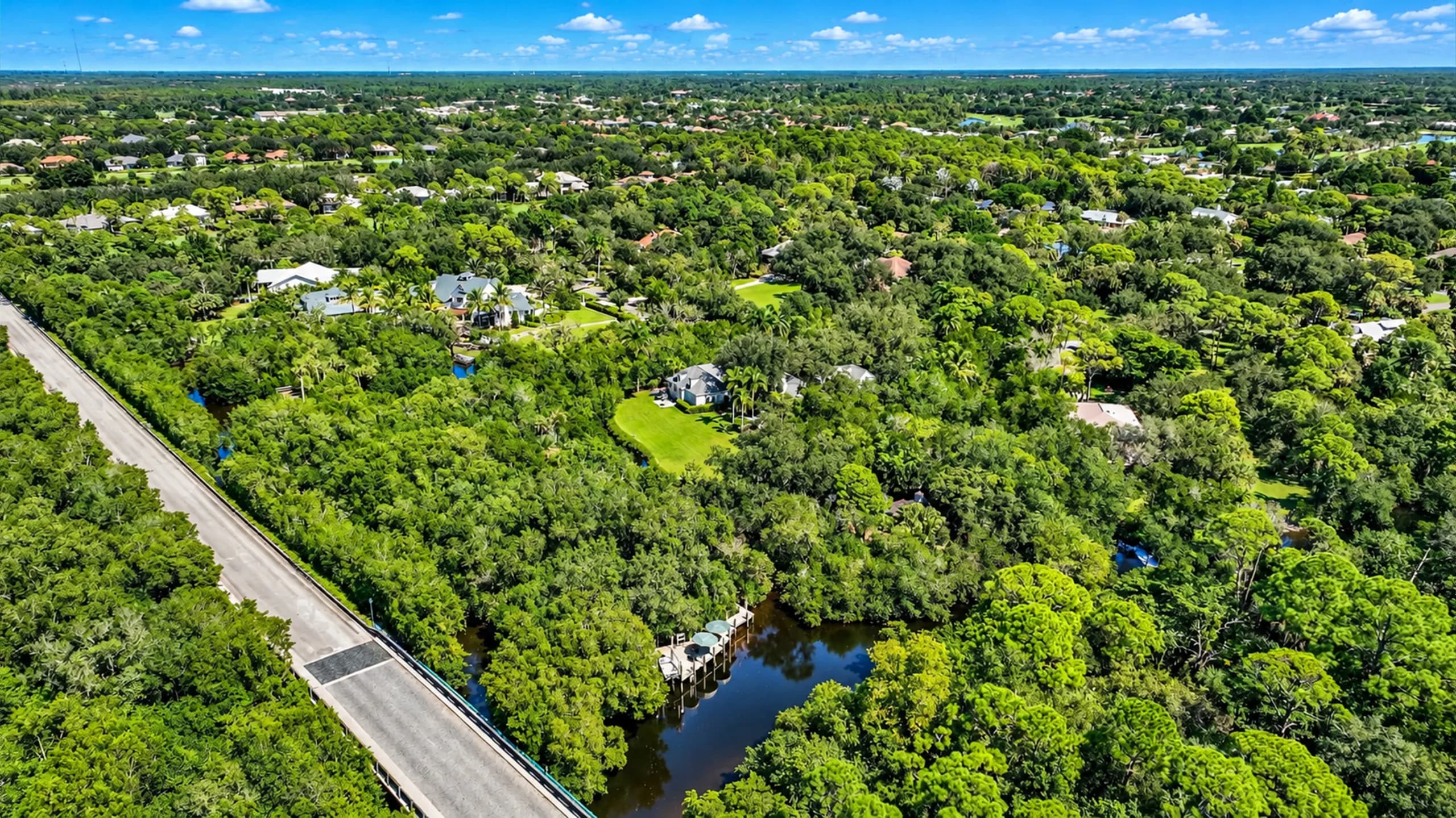 216 Cocohatchee Blvd