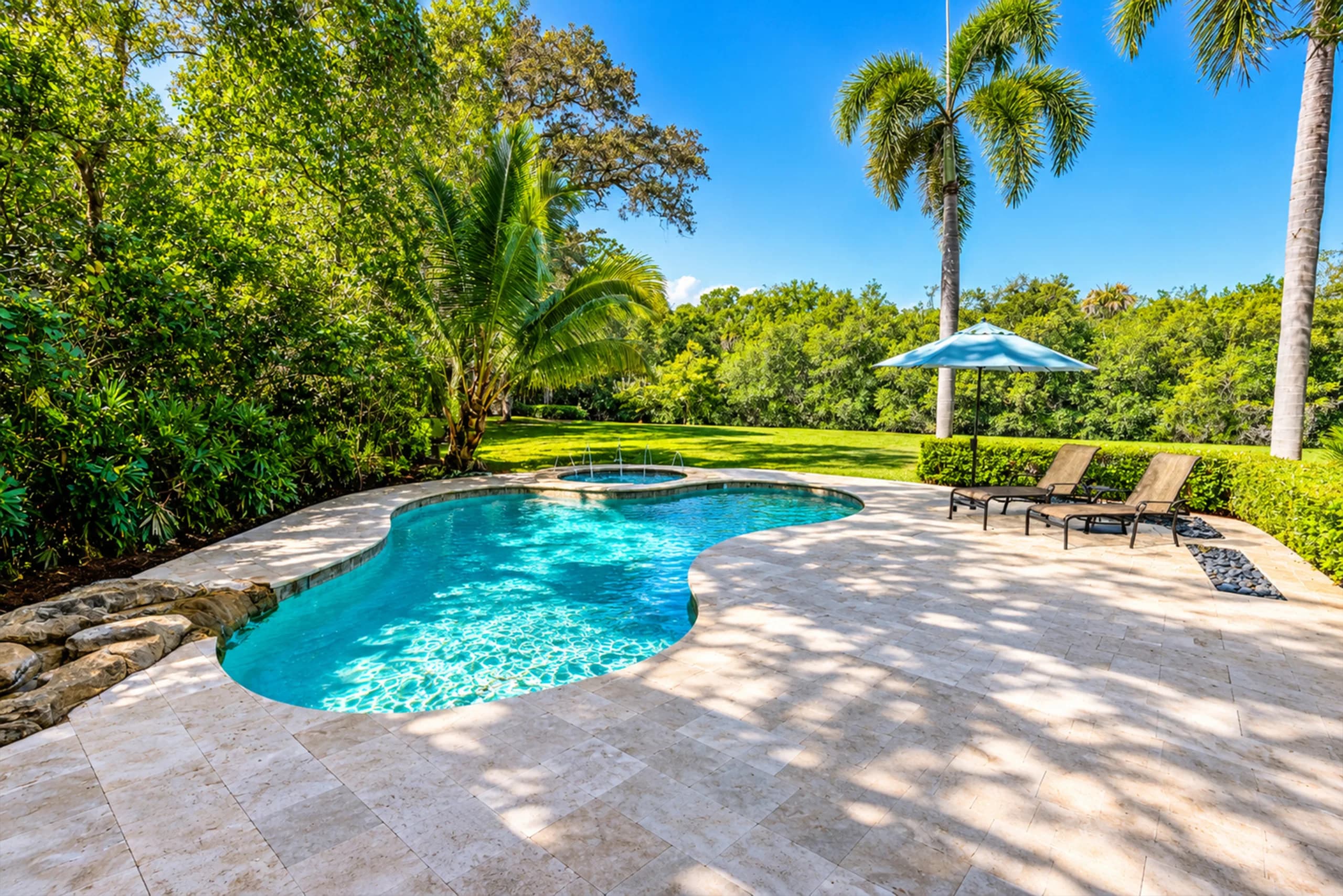 216 Cocohatchee Blvd