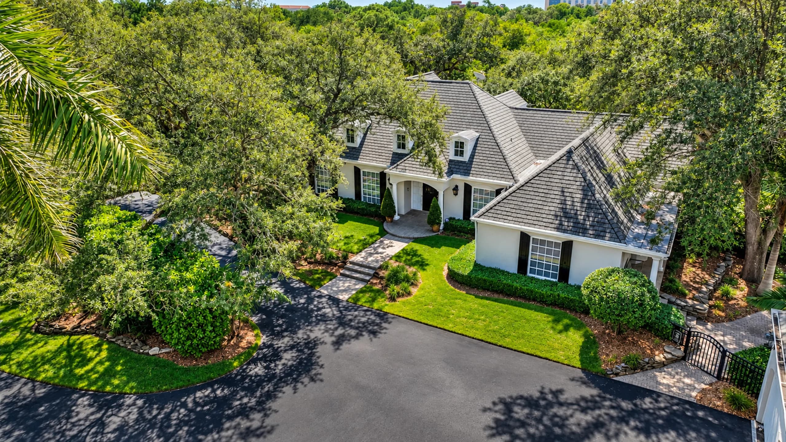 216 Cocohatchee Blvd