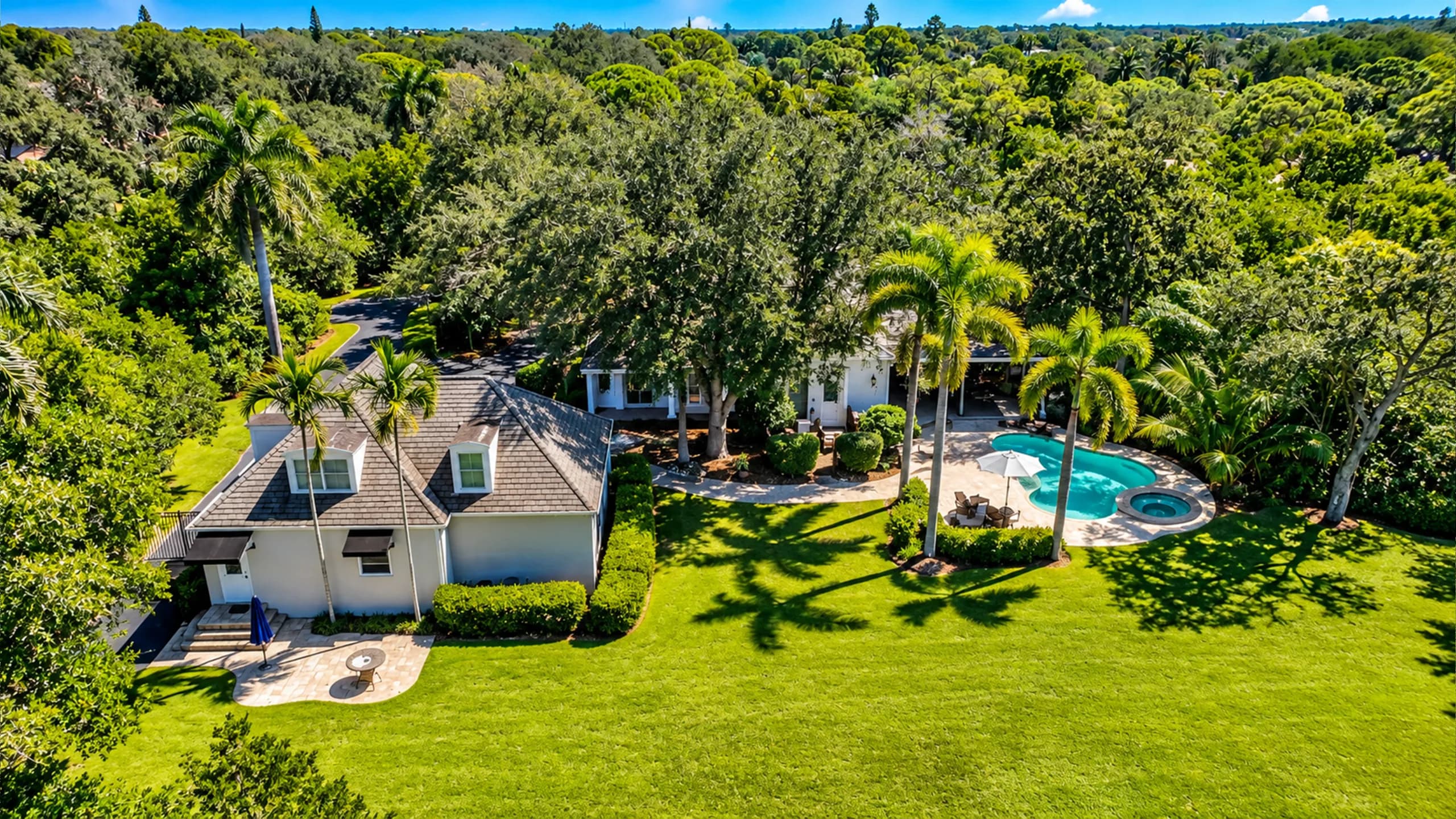 216 Cocohatchee Blvd