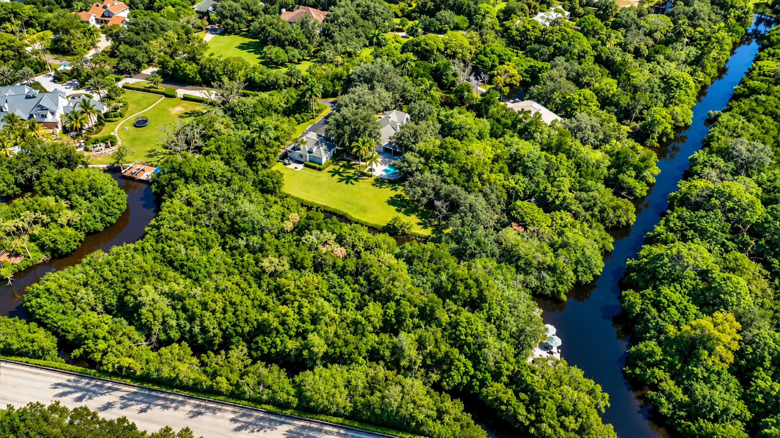 216 Cocohatchee Blvd