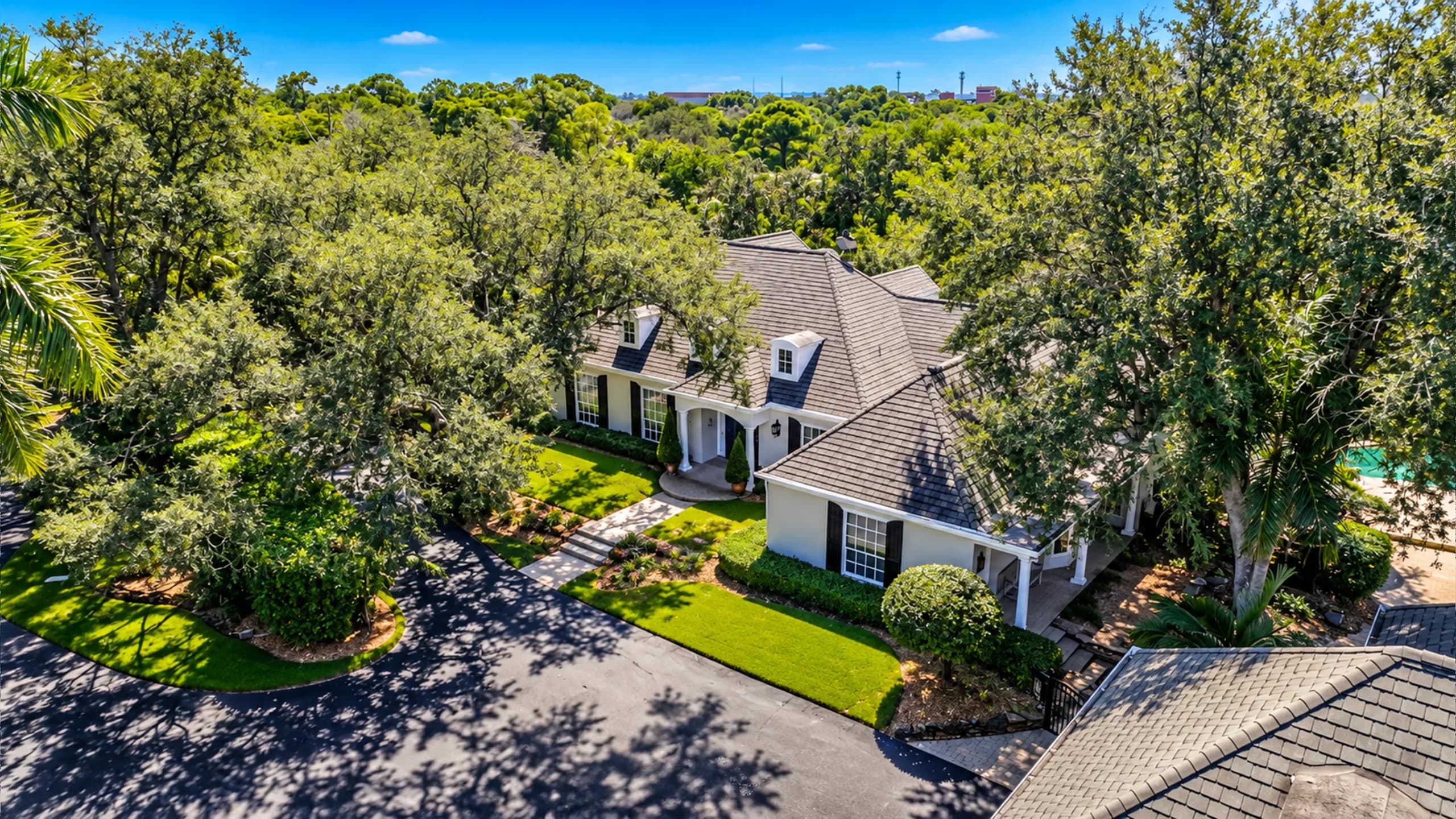 216 Cocohatchee Blvd