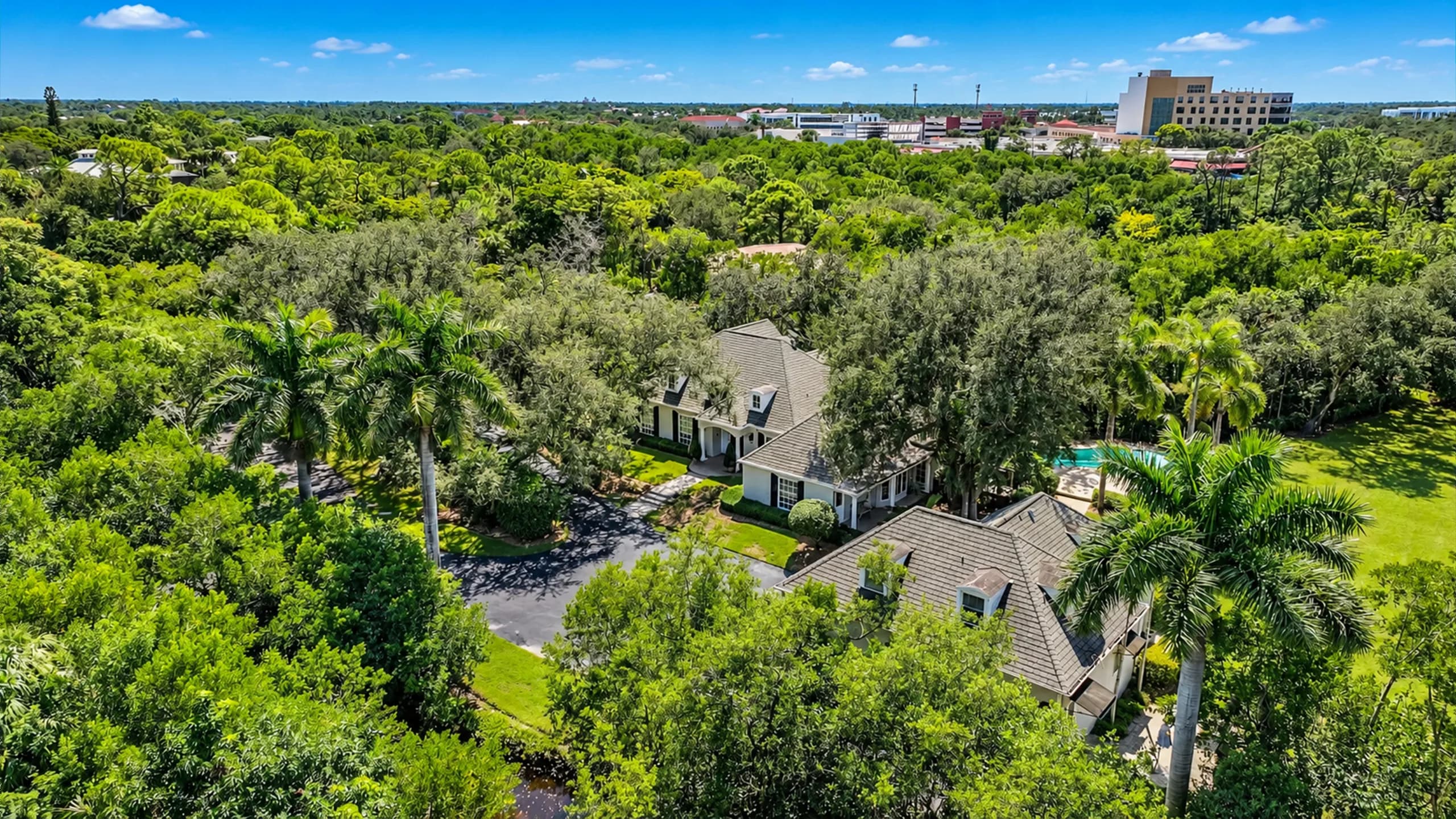 216 Cocohatchee Blvd