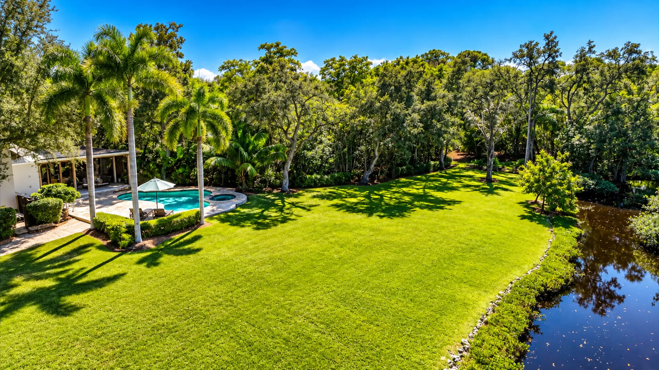 216 Cocohatchee Blvd