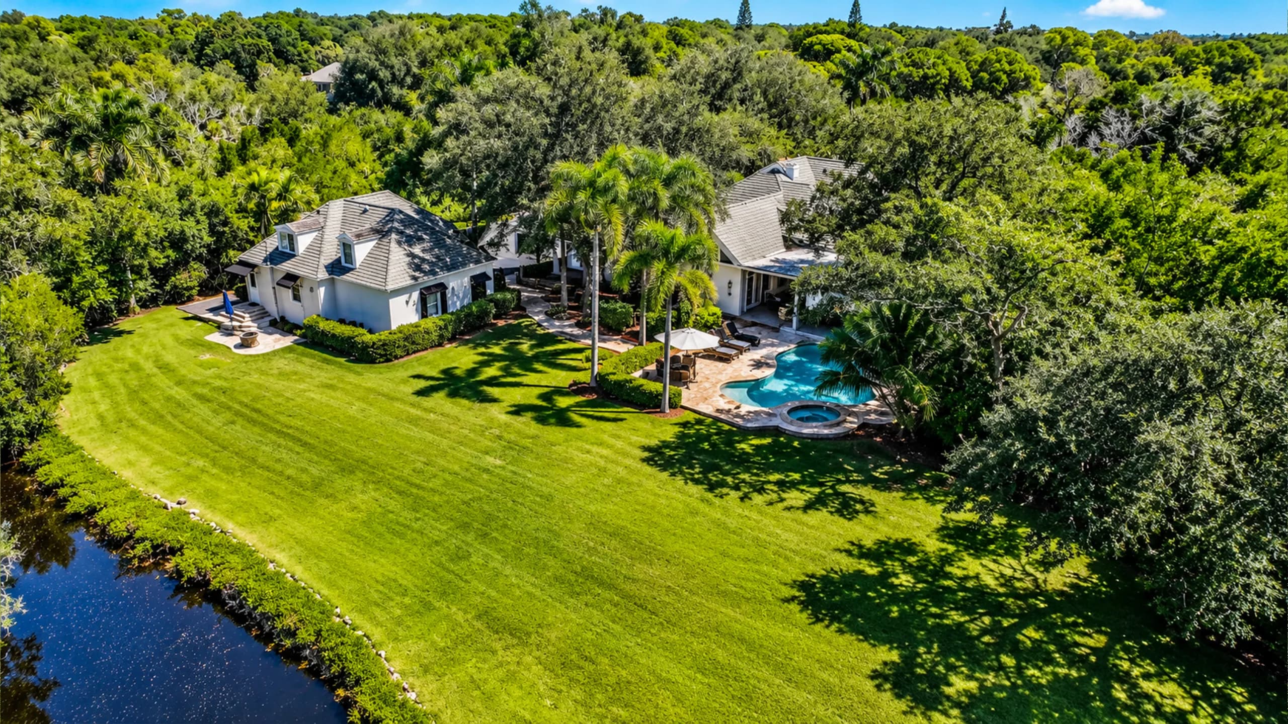 216 Cocohatchee Blvd