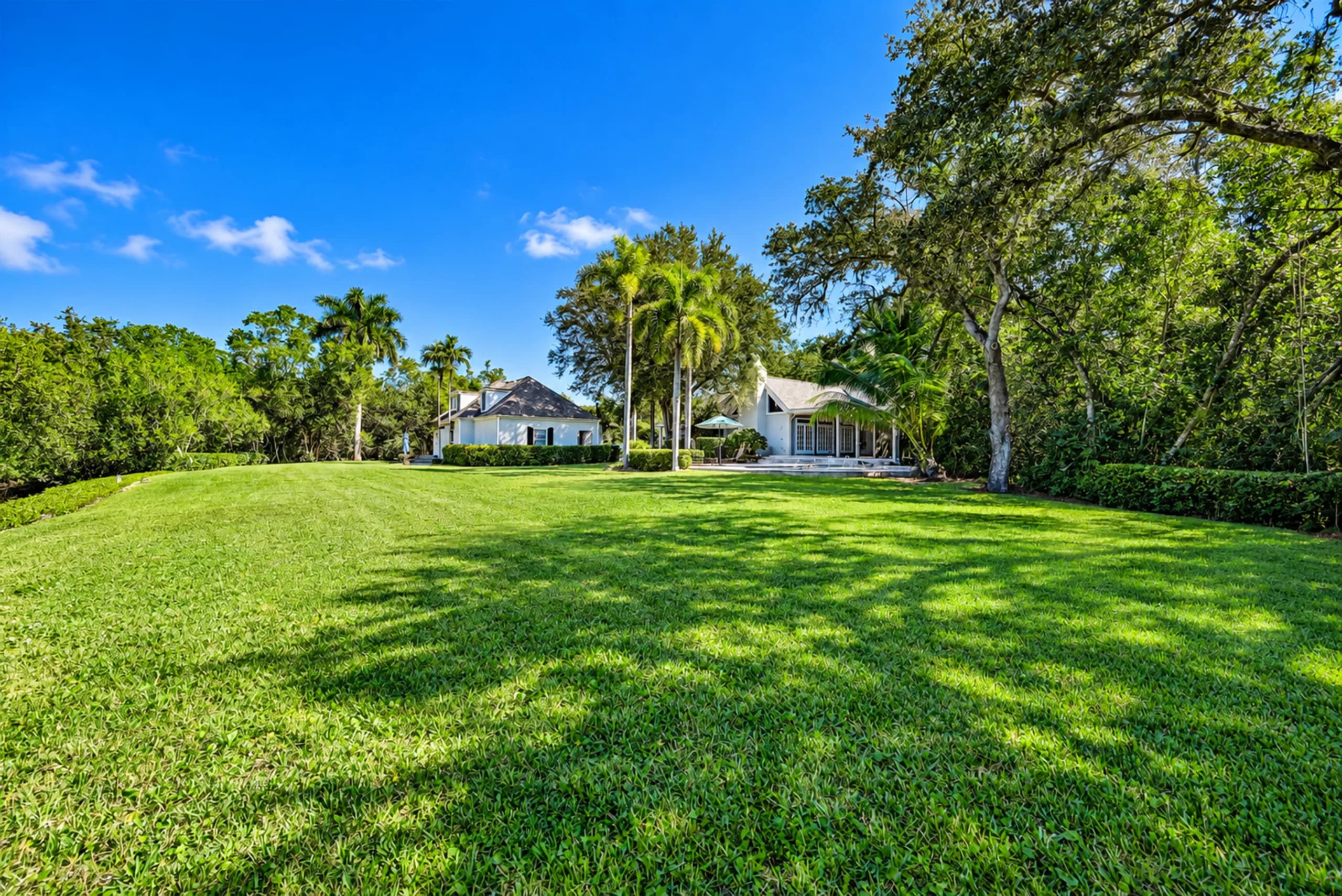216 Cocohatchee Blvd
